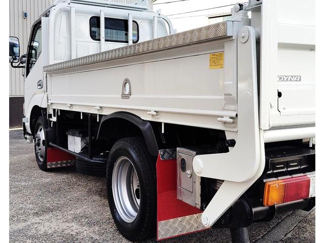 ダイナトラック ３ｔ積　１０００Ｋｇアーム式パワーゲート　ラジコン　５速　４．０ディーゼルターボ　荷台床鉄板貼り　ルーフキャリア　アイゼロセブンバンパー　アルミ縞板あおりカバー　ＥＶＡシート泥よけ　あおりステンレスロープ通し　バックカメラ　左電格　ＥＴＣ　三方開　１ナンバー（16枚目）