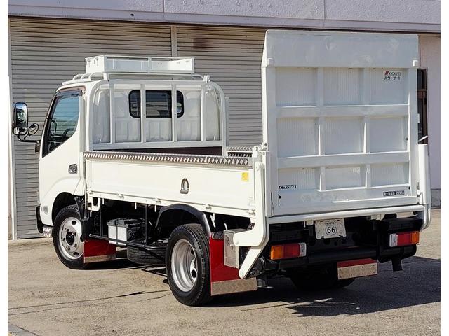 ダイナトラック ３ｔ積　１０００Ｋｇアーム式パワーゲート　ラジコン　５速　４．０ディーゼルターボ　荷台床鉄板貼り　ルーフキャリア　アイゼロセブンバンパー　アルミ縞板あおりカバー　ＥＶＡシート泥よけ　あおりステンレスロープ通し　バックカメラ　左電格　ＥＴＣ　三方開　１ナンバー（17枚目）