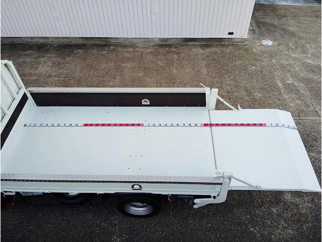 ダイナトラック ３ｔ積　１０００Ｋｇアーム式パワーゲート　ラジコン　５速　４．０ディーゼルターボ　荷台床鉄板貼り　ルーフキャリア　アイゼロセブンバンパー　アルミ縞板あおりカバー　ＥＶＡシート泥よけ　あおりステンレスロープ通し　バックカメラ　左電格　ＥＴＣ　三方開　１ナンバー（19枚目）