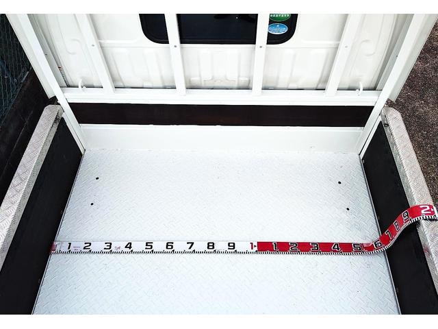 ダイナトラック ３ｔ積　１０００Ｋｇアーム式パワーゲート　ラジコン　５速　４．０ディーゼルターボ　荷台床鉄板貼り　ルーフキャリア　アイゼロセブンバンパー　アルミ縞板あおりカバー　ＥＶＡシート泥よけ　あおりステンレスロープ通し　バックカメラ　左電格　ＥＴＣ　三方開　１ナンバー（20枚目）