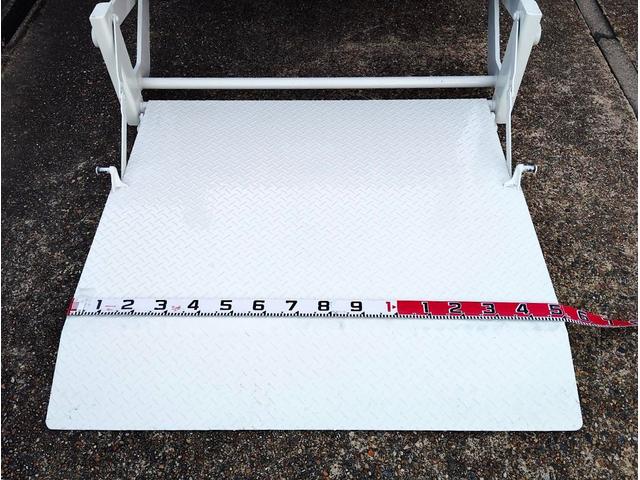 ダイナトラック ３ｔ積　１０００Ｋｇアーム式パワーゲート　ラジコン　５速　４．０ディーゼルターボ　荷台床鉄板貼り　ルーフキャリア　アイゼロセブンバンパー　アルミ縞板あおりカバー　ＥＶＡシート泥よけ　あおりステンレスロープ通し　バックカメラ　左電格　ＥＴＣ　三方開　１ナンバー（22枚目）