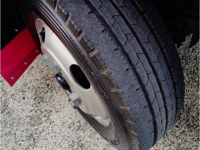 ダイナトラック ３ｔ積　１０００Ｋｇアーム式パワーゲート　ラジコン　５速　４．０ディーゼルターボ　荷台床鉄板貼り　ルーフキャリア　アイゼロセブンバンパー　アルミ縞板あおりカバー　ＥＶＡシート泥よけ　あおりステンレスロープ通し　バックカメラ　左電格　ＥＴＣ　三方開　１ナンバー（24枚目）