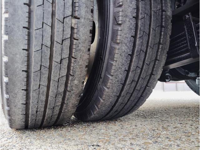 ダイナトラック ３ｔ積　１０００Ｋｇアーム式パワーゲート　ラジコン　５速　４．０ディーゼルターボ　荷台床鉄板貼り　ルーフキャリア　アイゼロセブンバンパー　アルミ縞板あおりカバー　ＥＶＡシート泥よけ　あおりステンレスロープ通し　バックカメラ　左電格　ＥＴＣ　三方開　１ナンバー（25枚目）