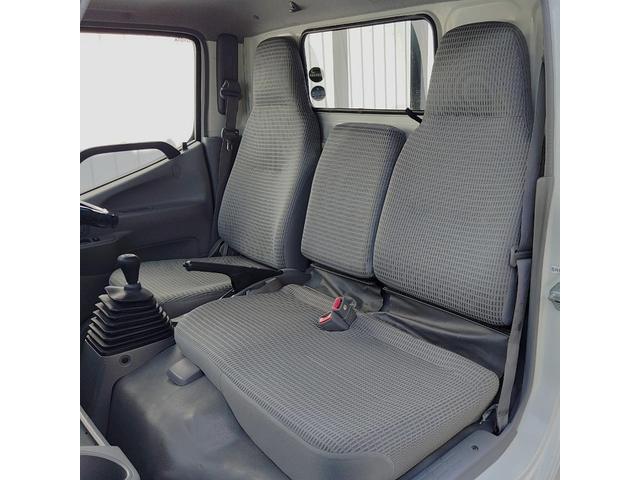 ダイナトラック ３ｔ積　１０００Ｋｇアーム式パワーゲート　ラジコン　５速　４．０ディーゼルターボ　荷台床鉄板貼り　ルーフキャリア　アイゼロセブンバンパー　アルミ縞板あおりカバー　ＥＶＡシート泥よけ　あおりステンレスロープ通し　バックカメラ　左電格　ＥＴＣ　三方開　１ナンバー（30枚目）