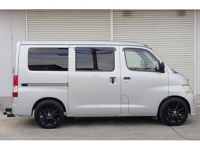 ライトエースバン ＧＬ　７５０ｋｇ積　ローダウン　ヒッチメンバー　ベットキット　オートマチック　社外１７インチＡＷ　社外フロントスポイラー　社外ＬＥＤヘッドライト　メモリーナビ　フルセグＴＶ　ＥＴＣ　パワーウィンド　ウッド調パネル　リア５面フイルム貼り　総重量２１００ｋｇ（10枚目）