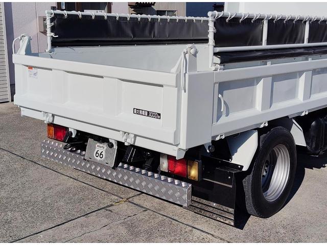 エルフトラック 全低床３ｔ積ダンプ　コボレーン　プロテクターかさ上げ　６速　３．０ディーゼルターボ　４ナンバー　極東　荷台床鉄板増貼　アイゼロセブンバンパー　左電格ミラー　ＡＳＲ　坂道発進補助　ＥＣＯＮＯ　ドラレコ　ＥＴＣ　ＵＳＢポート　新品ハンドルカバー　総重量５９８５ｋｇ（11枚目）