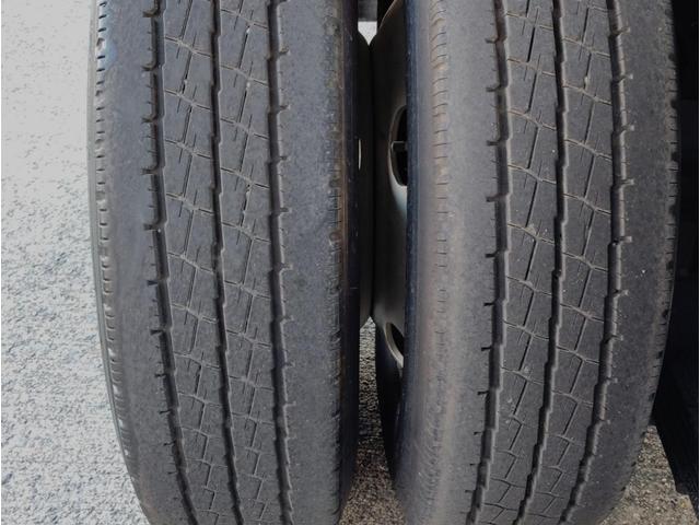 エルフトラック 全低床３ｔ積ダンプ　コボレーン　プロテクターかさ上げ　６速　３．０ディーゼルターボ　４ナンバー　極東　荷台床鉄板増貼　アイゼロセブンバンパー　左電格ミラー　ＡＳＲ　坂道発進補助　ＥＣＯＮＯ　ドラレコ　ＥＴＣ　ＵＳＢポート　新品ハンドルカバー　総重量５９８５ｋｇ（27枚目）