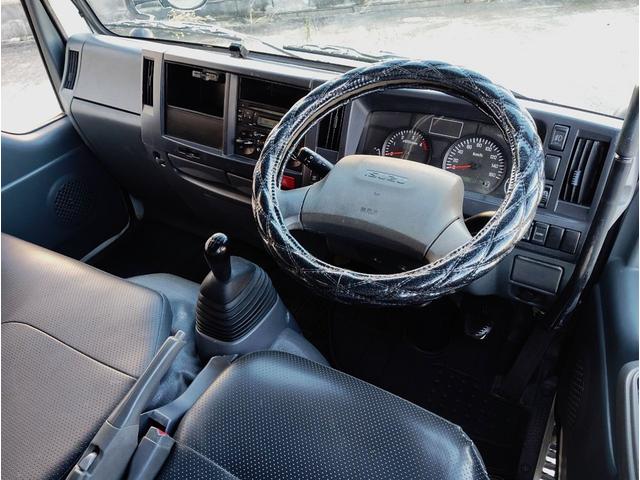 エルフトラック 全低床３ｔ積ダンプ　コボレーン　プロテクターかさ上げ　６速　３．０ディーゼルターボ　４ナンバー　極東　荷台床鉄板増貼　アイゼロセブンバンパー　左電格ミラー　ＡＳＲ　坂道発進補助　ＥＣＯＮＯ　ドラレコ　ＥＴＣ　ＵＳＢポート　新品ハンドルカバー　総重量５９８５ｋｇ（28枚目）