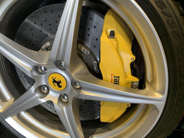 ４５８イタリア ベースグレード　左ハンドル　カーボンＬＥＤステアリング　バックカメライエローレブカウンター　純正２０インチＡＷ　イエローキャリパ―（19枚目）