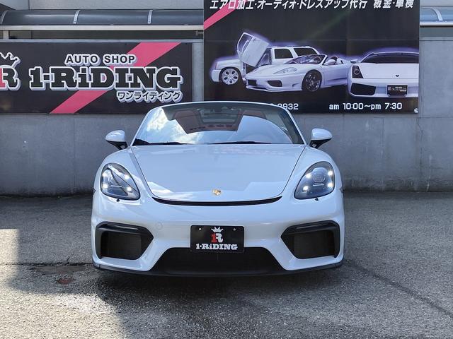 ７１８スパイダー ７１８スパイダー　新車並行　左Ｈ　６ＭＴ　スパイダークラシックインテリア　カーボンフルバケット　ＰＤＬＳ　サテンプラチナ純正２０インチＡＷ　シートヒーター　　電動可倒式ドアミラー　パークアシスタンス　アップルカープレイ（3枚目）