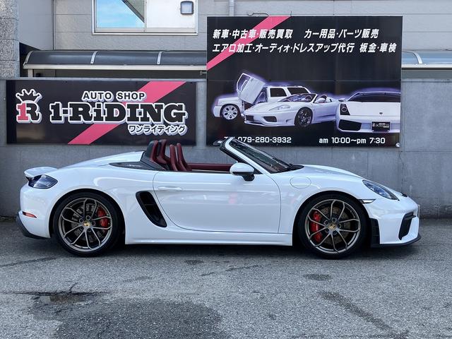７１８スパイダー ７１８スパイダー　新車並行　左Ｈ　６ＭＴ　スパイダークラシックインテリア　カーボンフルバケット　ＰＤＬＳ　サテンプラチナ純正２０インチＡＷ　シートヒーター　　電動可倒式ドアミラー　パークアシスタンス　アップルカープレイ（5枚目）
