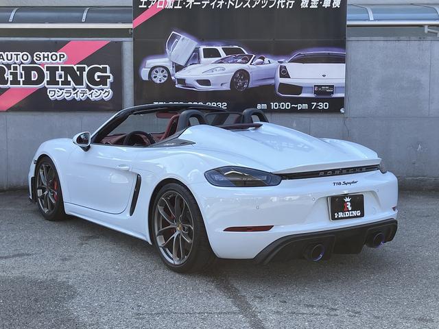 ７１８スパイダー ７１８スパイダー　新車並行　左Ｈ　６ＭＴ　スパイダークラシックインテリア　カーボンフルバケット　ＰＤＬＳ　サテンプラチナ純正２０インチＡＷ　シートヒーター　　電動可倒式ドアミラー　パークアシスタンス　アップルカープレイ（8枚目）