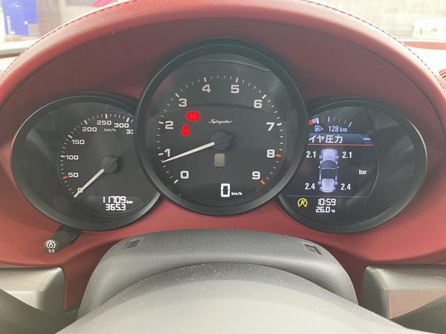 ７１８スパイダー ７１８スパイダー　新車並行　左Ｈ　６ＭＴ　スパイダークラシックインテリア　カーボンフルバケット　ＰＤＬＳ　サテンプラチナ純正２０インチＡＷ　シートヒーター　　電動可倒式ドアミラー　パークアシスタンス　アップルカープレイ（13枚目）