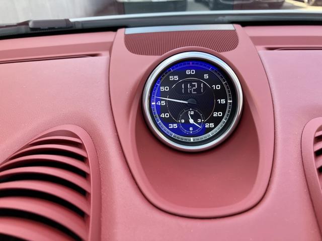 ７１８スパイダー ７１８スパイダー　新車並行　左Ｈ　６ＭＴ　スパイダークラシックインテリア　カーボンフルバケット　ＰＤＬＳ　サテンプラチナ純正２０インチＡＷ　シートヒーター　　電動可倒式ドアミラー　パークアシスタンス　アップルカープレイ（14枚目）
