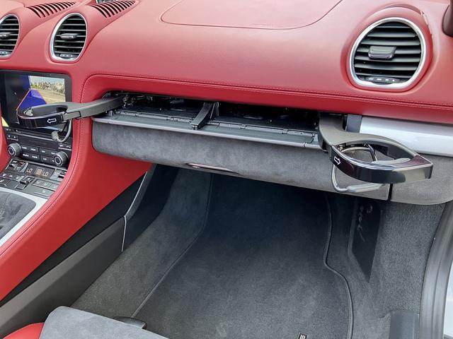 ７１８スパイダー ７１８スパイダー　新車並行　左Ｈ　６ＭＴ　スパイダークラシックインテリア　カーボンフルバケット　ＰＤＬＳ　サテンプラチナ純正２０インチＡＷ　シートヒーター　　電動可倒式ドアミラー　パークアシスタンス　アップルカープレイ（21枚目）