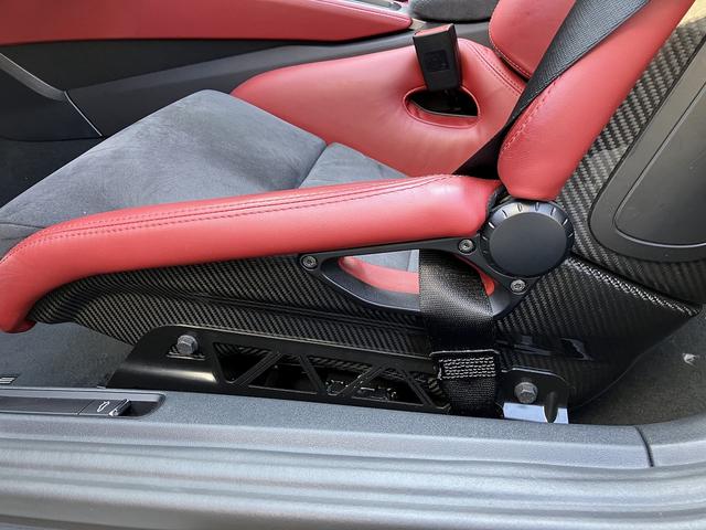 ７１８スパイダー ７１８スパイダー　新車並行　左Ｈ　６ＭＴ　スパイダークラシックインテリア　カーボンフルバケット　ＰＤＬＳ　サテンプラチナ純正２０インチＡＷ　シートヒーター　　電動可倒式ドアミラー　パークアシスタンス　アップルカープレイ（22枚目）