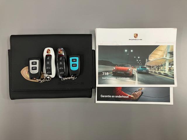 ７１８スパイダー ７１８スパイダー　新車並行　左Ｈ　６ＭＴ　スパイダークラシックインテリア　カーボンフルバケット　ＰＤＬＳ　サテンプラチナ純正２０インチＡＷ　シートヒーター　　電動可倒式ドアミラー　パークアシスタンス　アップルカープレイ（26枚目）