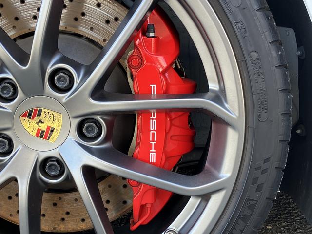 ７１８スパイダー ７１８スパイダー　新車並行　左Ｈ　６ＭＴ　スパイダークラシックインテリア　カーボンフルバケット　ＰＤＬＳ　サテンプラチナ純正２０インチＡＷ　シートヒーター　　電動可倒式ドアミラー　パークアシスタンス　アップルカープレイ（29枚目）