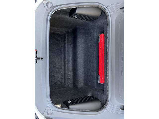 ７１８スパイダー ７１８スパイダー　新車並行　左Ｈ　６ＭＴ　スパイダークラシックインテリア　カーボンフルバケット　ＰＤＬＳ　サテンプラチナ純正２０インチＡＷ　シートヒーター　　電動可倒式ドアミラー　パークアシスタンス　アップルカープレイ（33枚目）