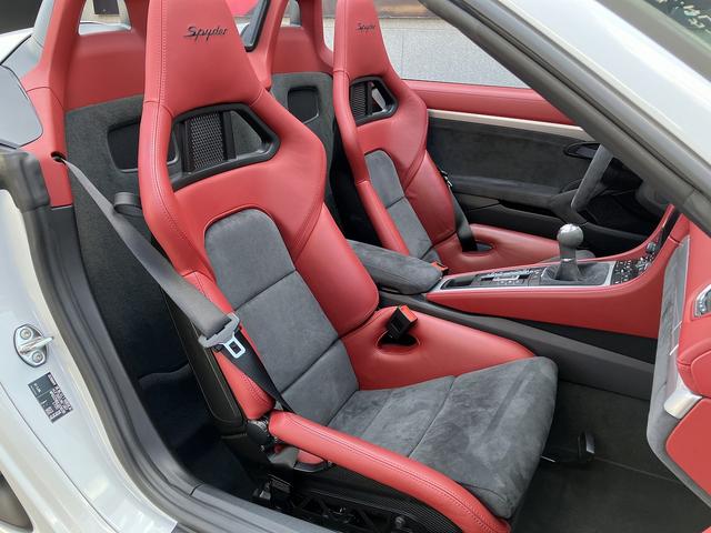 ７１８スパイダー ７１８スパイダー　新車並行　左Ｈ　６ＭＴ　スパイダークラシックインテリア　カーボンフルバケット　ＰＤＬＳ　サテンプラチナ純正２０インチＡＷ　シートヒーター　　電動可倒式ドアミラー　パークアシスタンス　アップルカープレイ（43枚目）