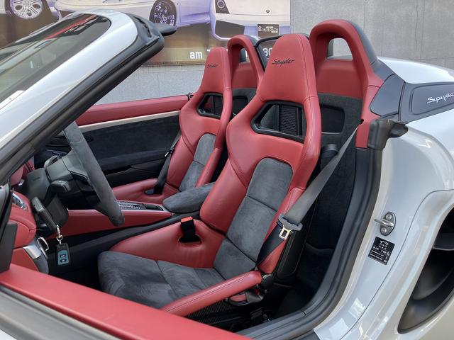 ７１８スパイダー ７１８スパイダー　新車並行　左Ｈ　６ＭＴ　スパイダークラシックインテリア　カーボンフルバケット　ＰＤＬＳ　サテンプラチナ純正２０インチＡＷ　シートヒーター　　電動可倒式ドアミラー　パークアシスタンス　アップルカープレイ（44枚目）