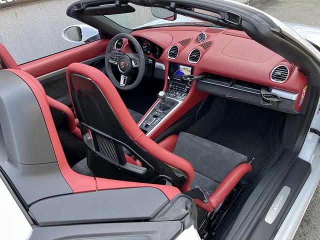 ７１８スパイダー ７１８スパイダー　新車並行　左Ｈ　６ＭＴ　スパイダークラシックインテリア　カーボンフルバケット　ＰＤＬＳ　サテンプラチナ純正２０インチＡＷ　シートヒーター　　電動可倒式ドアミラー　パークアシスタンス　アップルカープレイ（45枚目）