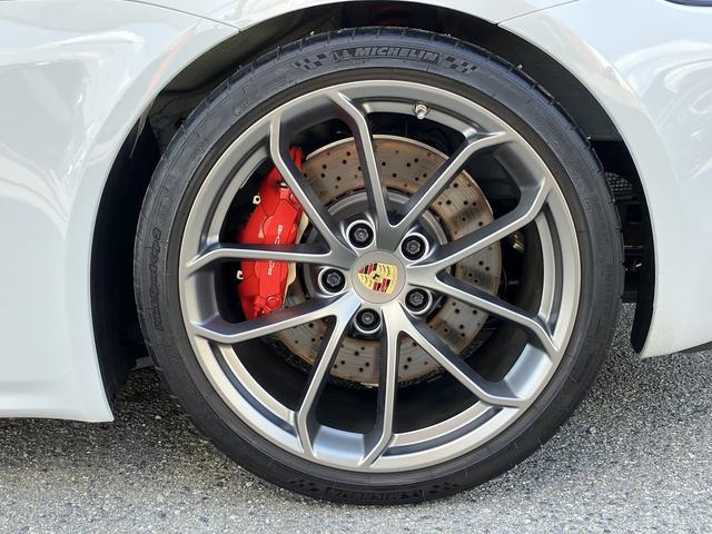 ７１８スパイダー ７１８スパイダー　新車並行　左Ｈ　６ＭＴ　スパイダークラシックインテリア　カーボンフルバケット　ＰＤＬＳ　サテンプラチナ純正２０インチＡＷ　シートヒーター　　電動可倒式ドアミラー　パークアシスタンス　アップルカープレイ（47枚目）