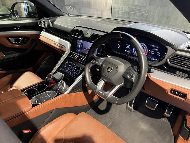 ウルス ベースグレード　Ｑ－Ｃｉｔｕｒａレザー　パノラミックルーフ　純正２３インチＴａｉｇｅｔｅＡＷ　Ｂａｎｇ＆ｏｌｕｆｓｅｎサウンド　エレガンテインテリア　スタイルＰＫＧ　シートヒーター＆ベンチレーション　３６０°カメラ（9枚目）