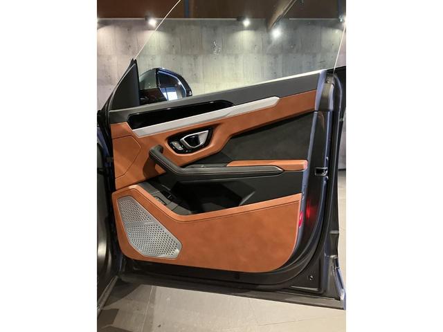 ウルス ベースグレード　Ｑ－Ｃｉｔｕｒａレザー　パノラミックルーフ　純正２３インチＴａｉｇｅｔｅＡＷ　Ｂａｎｇ＆ｏｌｕｆｓｅｎサウンド　エレガンテインテリア　スタイルＰＫＧ　シートヒーター＆ベンチレーション　３６０°カメラ（20枚目）