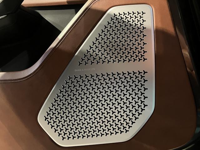 ウルス ベースグレード　Ｑ－Ｃｉｔｕｒａレザー　パノラミックルーフ　純正２３インチＴａｉｇｅｔｅＡＷ　Ｂａｎｇ＆ｏｌｕｆｓｅｎサウンド　エレガンテインテリア　スタイルＰＫＧ　シートヒーター＆ベンチレーション　３６０°カメラ（21枚目）