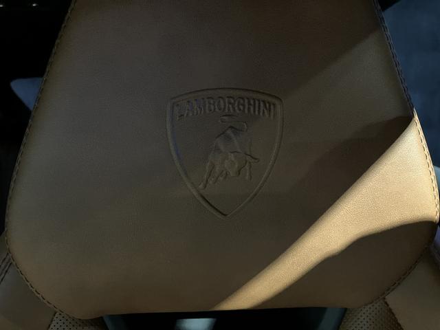 ウルス ベースグレード　Ｑ－Ｃｉｔｕｒａレザー　パノラミックルーフ　純正２３インチＴａｉｇｅｔｅＡＷ　Ｂａｎｇ＆ｏｌｕｆｓｅｎサウンド　エレガンテインテリア　スタイルＰＫＧ　シートヒーター＆ベンチレーション　３６０°カメラ（23枚目）