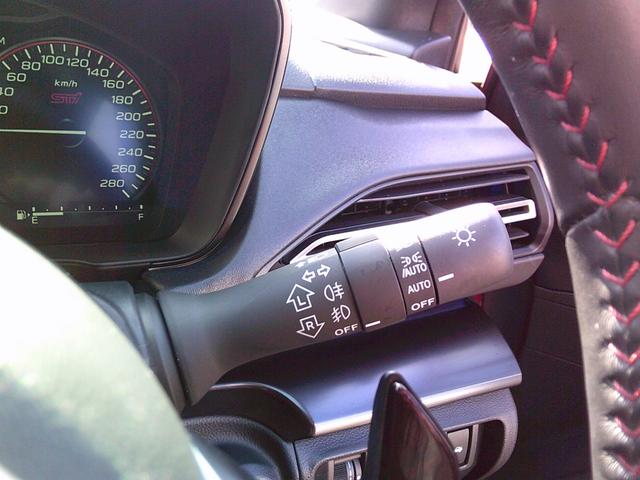 ヘッドランプ、フォグランプともに明るくてキレイなＬＥＤライトです。便利なオートライト機能やオートワイパー機能も装備しています。