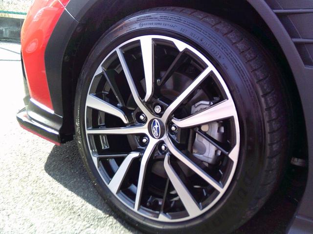 純正アルミホイールを装着しています。タイヤの山もまだまだ大丈夫です。