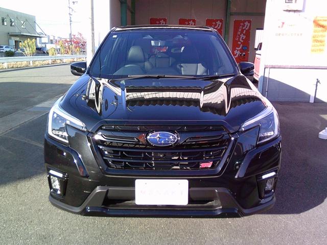 後部トランク部分に修復歴がございます。自社工場にてしっかりと丁寧に修理をいたしました。もちろんご使用いただく上で影響はございません。経験豊富なスタッフが詳しくご説明をさせていただきます。