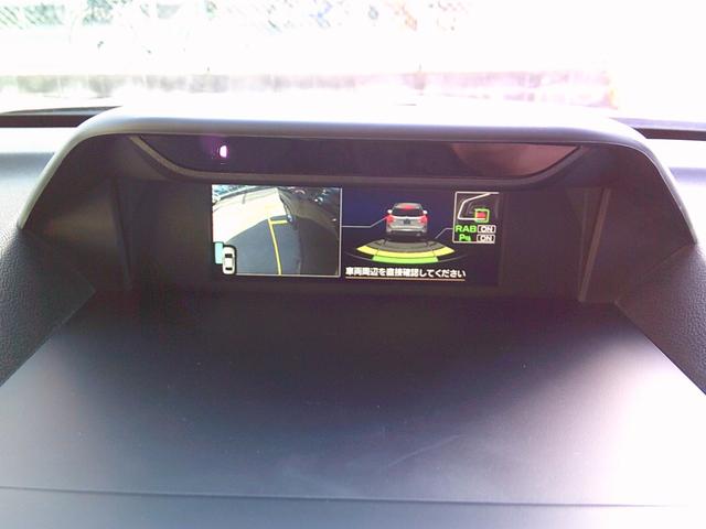 後退時アシストブレーキ（ＲＡＢ）です。リアバンパーのセンサーが障害物を検知して距離も色分け表示します。接触すると判断した場合はブレーキが作動しますので安心です。