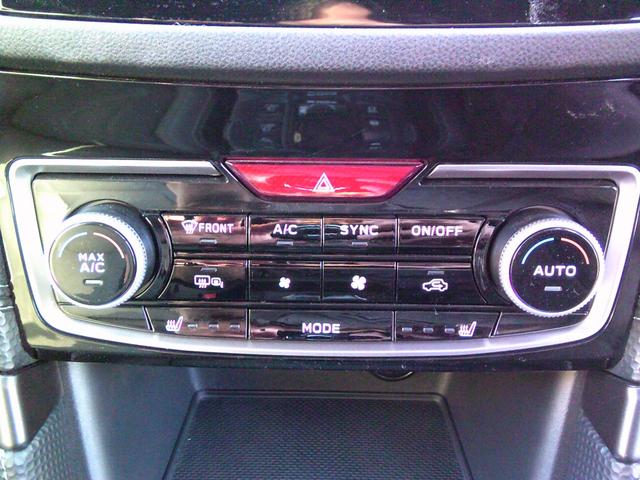 左右別々に温度設定が可能なデュアルモード付オートエアコンです。前後４席にシートヒーターも装備しています。快適です。