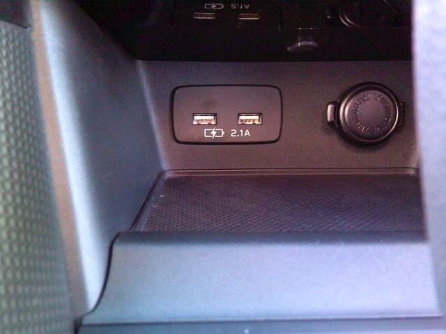 スマホなどの充電に便利なＵＳＢポートも２口用意されています。（後席にも２口ございます）
