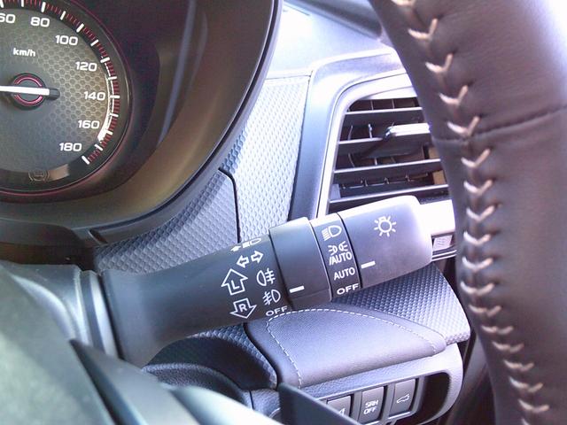 ヘッドランプ、フォグランプともに明るくてキレイなＬＥＤライトです。便利なオートライト機能やオートワイパー機能も装備しています。