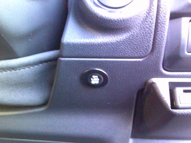 人気オプションのＬＥＤアクセサリーライナーも装備しています。デイライトの役割をします。