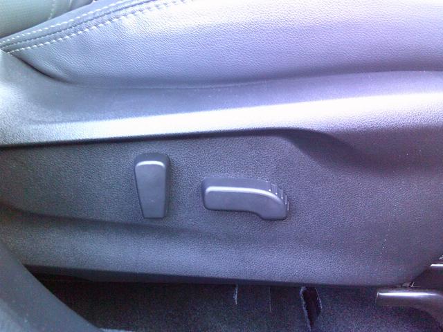 運転席、助手席ともにパワーシートです。運転席には便利なメモリー機能もございます。微調整ができますので長距離ドライブの疲れも和らげます。