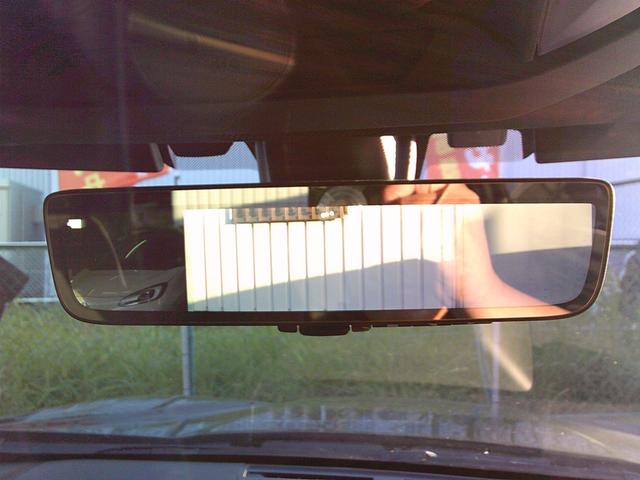 リアカメラの映像をルームミラーに映すデジタルルームミラーも装備しています。夜間や雨天時もクリアな視界が確保できます。
