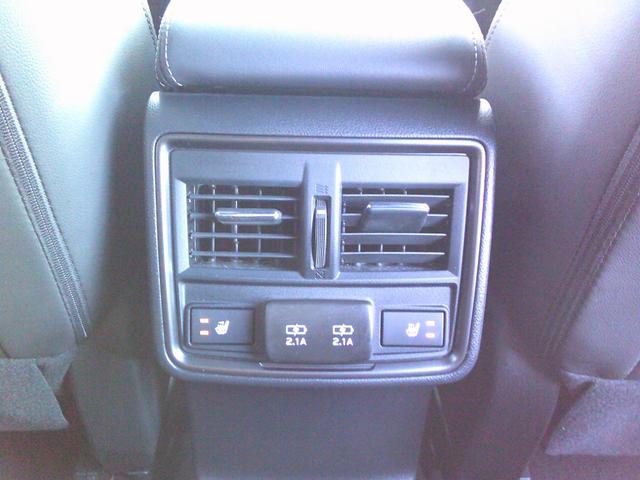 後席にもシートヒーターを装備しています。充電用のＵＳＢポートも用意されています。