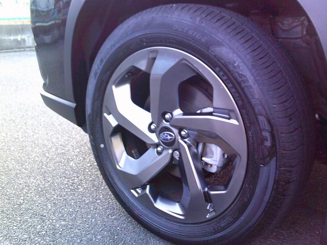 純正アルミホイールを装着しています。タイヤの山もまだまだ大丈夫です。