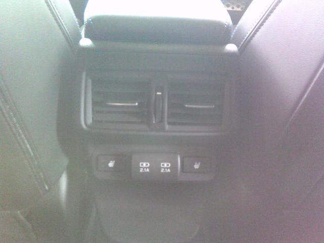 �㕔���Ȃɂ��V�[�g�q�[�^�[���t���Ă��܂��B�X�}�z�̏[�d�Ȃǂɕ֗��Ȃt�r�a�|�[�g���Q���������܂��B