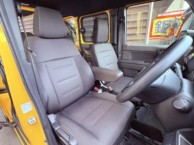 ゆったり乗れるアームレスト付きシート！長距離ドライブの疲れを軽減できます♪