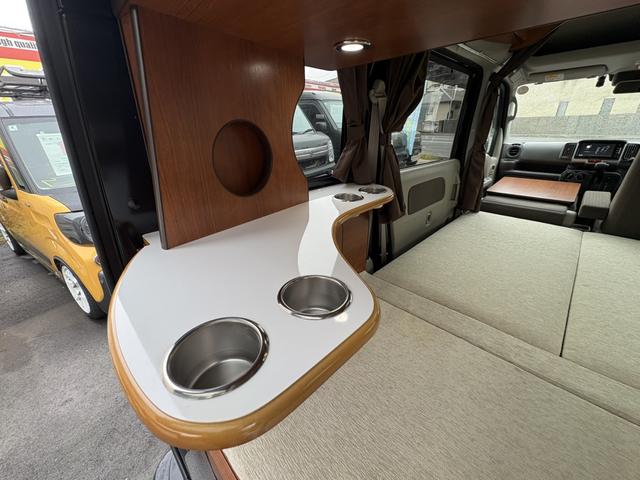 両サイドにドリンクホルダー付きサイドテーブも付いてます☆