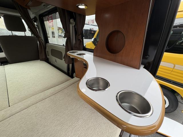 両サイドにドリンクホルダー付きサイドテーブも付いてます☆