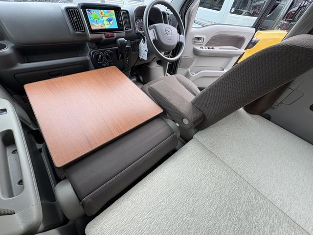 助手席シートの背面にボードが付いてます！テーブルとしてお使いいただけます☆