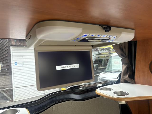 フリップダウンモニターも付いてます☆　退屈せず車内で過ごせます！