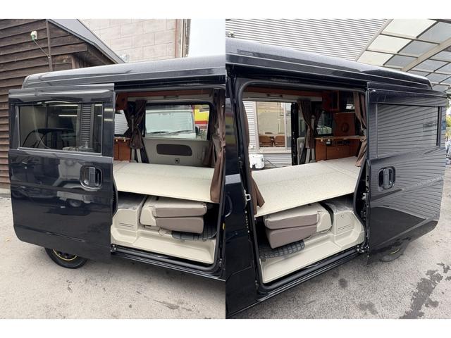 左右どちらかの乗り降りもラクラクの両側スライドドア！